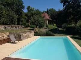 Dans la bastide de Domme - piscine chauffée, parking privé