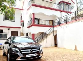 Oreo Villa with Swimming Pool，位于马哈巴莱斯赫瓦尔的酒店