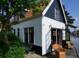 Lovely holiday home in Hindeloopen，位于欣德洛彭的乡村别墅