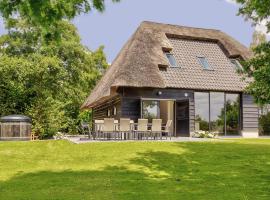 Tranquil Farmhouse in Rijsbergen with Hot Tub and Garden，位于Rijsbergen的度假屋