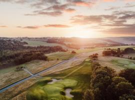 Bjäre Golfklubb Hotel & Lodge，位于巴斯塔德Ängelholm-Helsingborg Airport - AGH附近的酒店