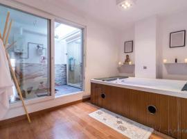 Lujo a tu alcance con spa y garaje, pleno centro，位于韦尔瓦的酒店