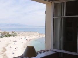 BORD DE MER - AC, WIFI, chic, sea view, beach 2 minutes walk，位于昂蒂布的酒店