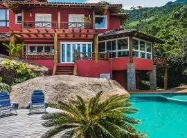 Casa com churrasqueira, piscina e vista para o mar