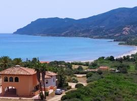 Hotel Punta Moros，位于泰尔泰尼亚的酒店