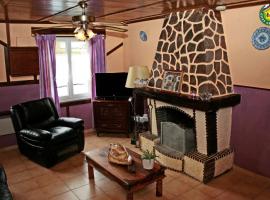 Maison de 2 chambres avec terrasse et wifi a Longvilliers，位于Longvilliers的酒店