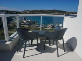 Sea View Penthouse Mellieha Bay，位于梅利哈National Wild Reserve附近的酒店