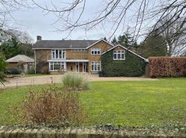 Stunning Oxfordshire 5 Bedroom House in 2 acres，位于阿斯顿若望特的带停车场的酒店