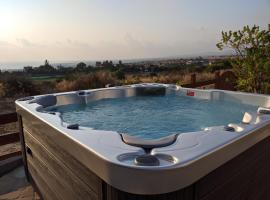 Villa Panorama - Stunning views in villa with hot tub, pool, garden，位于库克里亚Local Museum Pallaipafou附近的酒店