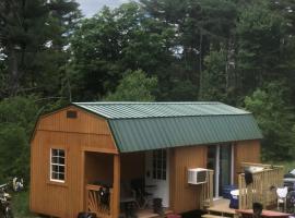 The HideAway Tiny Cabin，位于East Durham的酒店