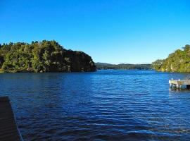 Lakeside Villa - Lake Rotoiti Holiday Home，位于Okere Falls的带停车场的酒店