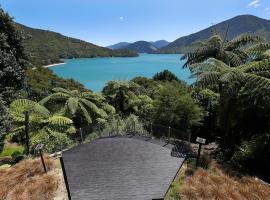 Sacred Rest - Moetapu Bay Holiday Home，位于Ohingaroa的酒店