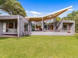 Lakeside Landing - Lake Tarawera Holiday Home，位于Lake Tarawera的乡村别墅