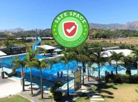 RedDoorz Plus @ JJB Aquafarm Resort Castillejos，位于Castillejos的酒店