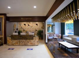 Nine Tree Luxury Hotel & Suites Lahore，位于拉合尔的酒店