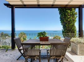 Villa del Mar - "Luxurious en-suite bedroom with lounge and stunning sea view balcony in Bantry Bay"，位于开普敦的别墅