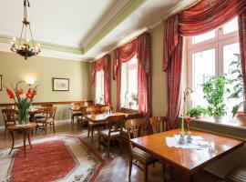 Hotel Garni Schlossgarten，位于施特雷利茨的浪漫度假酒店