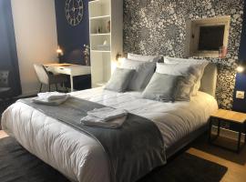 Hotel restaurant LA PLACE，位于圣阿芒蒙特龙的酒店