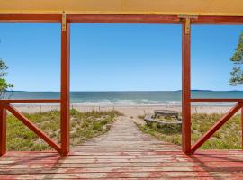 Poppy's Beach House - Beachfront Whangapoua Home，位于Whangapoua的酒店