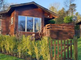 Luxurious lodge, Woodlands View, Hot tub at Rudyard Lake, couples or small family，位于Rudyard的木屋