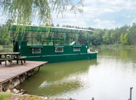 Comfy Houseboat in Florennes next to the Forest，位于夫洛雷恩的船屋