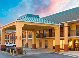 Super 8 by Wyndham Orangeburg Near I-26，位于奥兰治堡的酒店