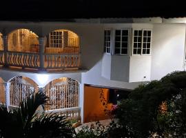 Eve's Rockaway Villa，位于Alligator Pond的酒店