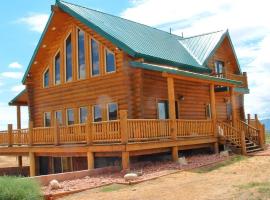 Red Rock Ranch Log Cabin: Large, Fully Furnished，位于埃斯卡兰特的带停车场的酒店