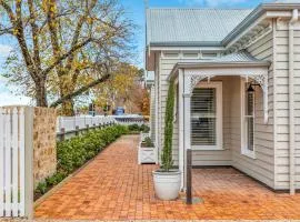 Grandview Accommodation - The Elm Tree Apartments