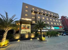HOTEL CYPRESS，位于Nadiad的酒店