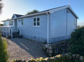 Holly Blue - Cosy wooden lodge Kippford，位于达尔比蒂的酒店