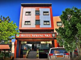 Spring Sky Mughalsarai By ShriGo Hotels，位于Mughal Sarāi的酒店