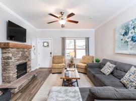 Gorgeous Cades Cove Condo with Community Pool，位于汤森德的酒店