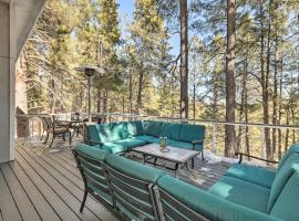 Luxurious and Forested Oasis in Flagstaff with Hot Tub，位于Mountainaire的酒店