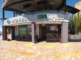 Hotel Town Express，位于杜兰戈瓜达卢佩·维多利亚将军国际机场 - DGO附近的酒店