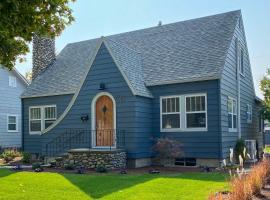 Boise Tudor Home with Game Room Less Than 2 Mi to Downtown!，位于博伊西的酒店