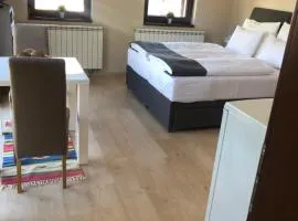 DŮM POD RADNICÍ studia