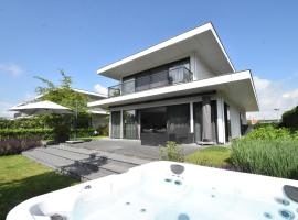 Modern Villa in Harderwijk with Sauna and Jacuzzi，位于哈尔德韦克的酒店