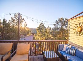 Huge Ruidoso Retreat with Game Room, Pool, 2 Balconies, 2 Kitchens - Sleeps 17!，位于鲁伊多索的酒店