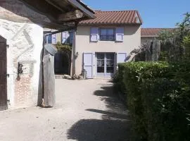 GITE DU ROY D'AMONT Plaine de l'Ain, Parking, Local vélo et table d'hôtes