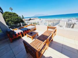 2WhiteWaters Bloubergstrand Homestay，位于布鲁堡史特兰的海滩酒店