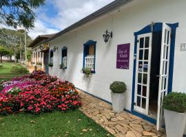 Casa de Violeta Pousada，位于蒂拉登特斯Yves Alves Cultural Center附近的酒店