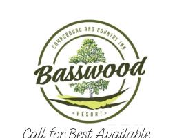 Basswood Resort，位于Platte City的豪华帐篷营地