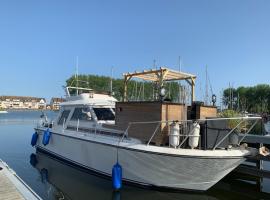 Magnifique bateau maison，位于乌伊斯特勒昂的船屋