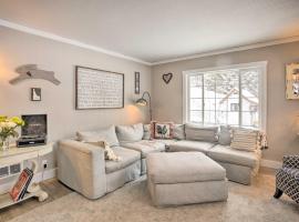 Modern Farmhouse with Movie Room - 6 Mi to Lake!，位于科达伦的酒店