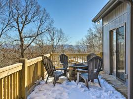 Massanutten Resort Home with Deck and Mountain Views!，位于McGaheysville的酒店