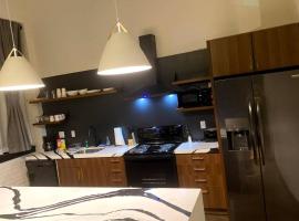 3E-*Renovated* 5 min to UPMC Shadyside, sleeps 6，位于匹兹堡Cathedral of Learning附近的酒店