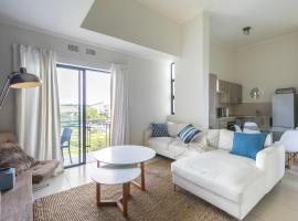 Modern apartment in a secure golf estate.WIFI，位于鲁德普特蜜瓜迷宫附近的酒店