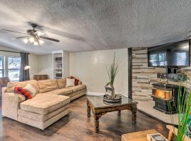 Relaxing Lincoln Forest Retreat with Wraparound Deck，位于克劳德克罗夫特的酒店