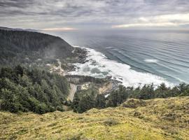 Epic Yachats Escape with Beach Access and Views!，位于亚查茨哈萨塔角灯塔附近的酒店